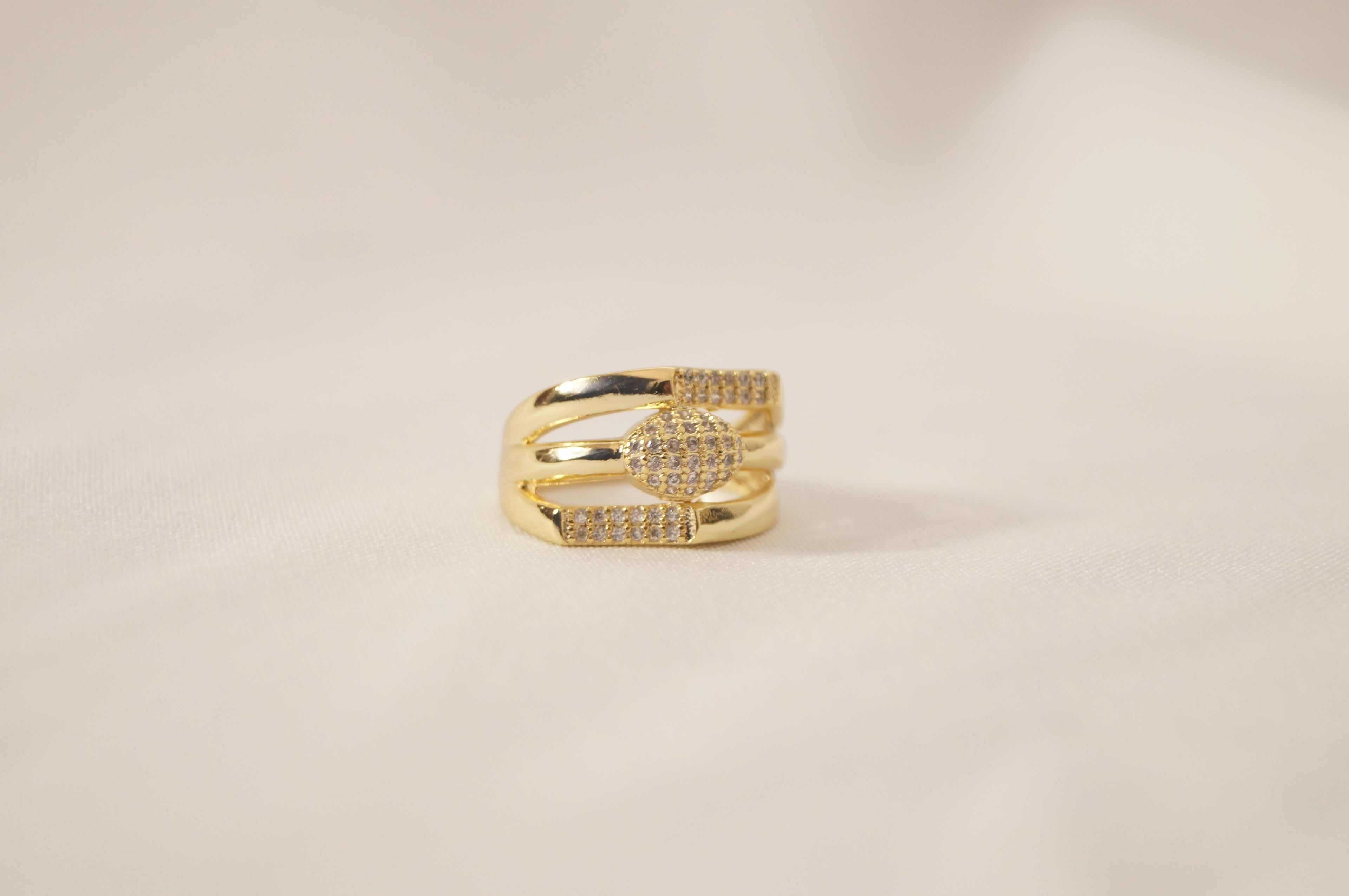 Anillo con pedrería