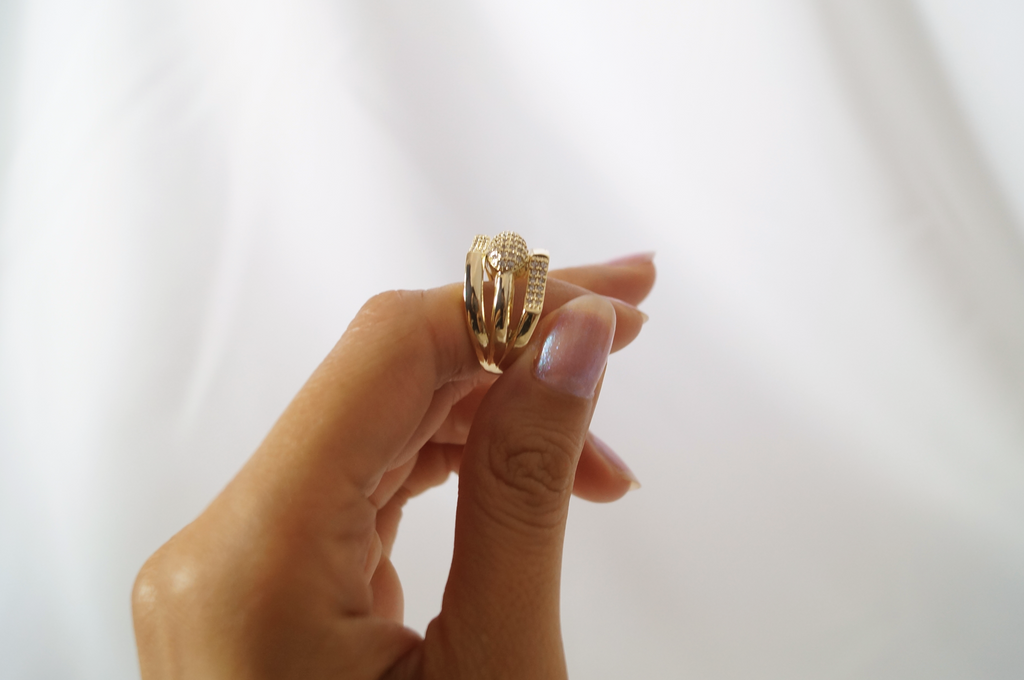 Anillo con pedrería